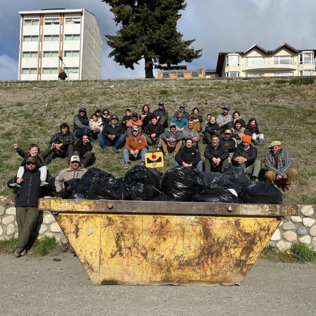 El “trofeo” del día.
“Catch of the day” 
Muchas gracias  a todos los que se sumaron nuevamente en esta Jornada de limpieza. Gran día dándole “una mano” a nuestro querido Limay. Enormemente agradecidos por el apoyo de de @parquenacionalnahuelhuapi @guardapescaandina @carlampozzi