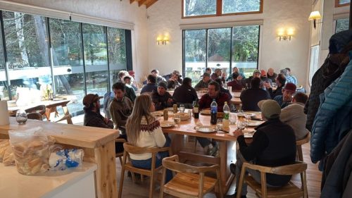 ALMUERZO ANUAL AGP

Hoy celebramos el almuerzo anual de la AGP. 

Tuvimos el honor de contar con la presencia de algunos socios fundadores de la primera asociación, de hace más de 25 años atrás, quienes nos alentaron a seguir adelante con esta grata tarea. 

Hubo asado de los buenos, postre, un clima súper distendido entre amigos y colegas y, por supuesto, no faltó el tema de pesca en la conversación...

Como cierre especial, hicimos la entrega de títulos a los nuevos guías que rindieron sus exámenes esta última temporada. ¡Bienvenidos al oficio!

Gracias a todos los que se acercaron a compartir este día, y un agradecimiento a quienes se pusieron al hombro la organización de una jornada tan redonda, en especial a @wllodge por ceder generosamente el espacio. 

Un aplauso para todos 👏👏👏